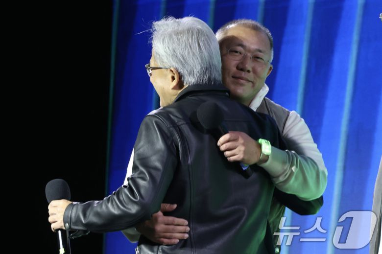 정의선 현대차그룹 회장이 30일 서울 강남구 코엑스에서 열린 엔비디아 지포스 게이머 페스티벌에 참석해 젠슨 황 엔비디아 최고경영자(CEO)와 포옹하고 있다. (공동취재) 2025.10.30/뉴스1 ⓒ News1 김진환 기자