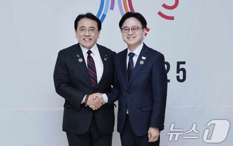 김정관 산업통상부 장관이 31일 경북 경주시 소노캄호텔에서 아카자와 료세이 일본 경제산업성 대신과 기념 촬영을 하고 있다. (산업통상부 제공. 재판매 및 DB 금지) 2025.10.31/뉴스1