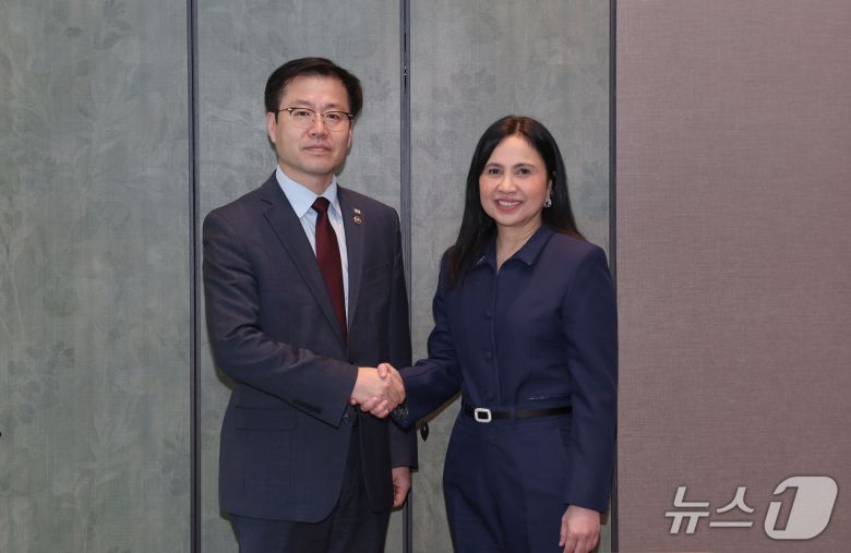 여한구 산업통상부 통상교섭본부장은 31일 경북 경주시 소노캄에서 ‘APEC 2025 KOREA’참석 계기에 마리아 크리스타나 A. 로케 필리핀 통상산업부 장관과 면담을 가졌다. (산업통상부 제공. 재판매 및 DB 금지) 2025.10.31/뉴스1