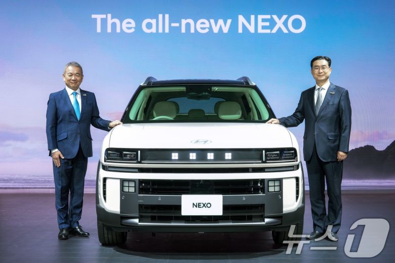 29일 일본 도쿄 빅 사이트에서 열린 '재팬 모빌리티쇼 2025'에서 현대자동차 수소전기차(FCEV) '넥쏘'의 2세대 모델인 '디 올 뉴 넥쏘'가 일본 시장 최초로 공개됐다. 시메기 토시유키 현대차 일본법인장(왼쪽)과 정유석 현대차 국내사업본부 부사장이 디 올 뉴 넥쏘와 기념 촬영을 하고 있다. (현대자동차 제공. 재판매 및 DB 금지) 2025.10.29/뉴스1