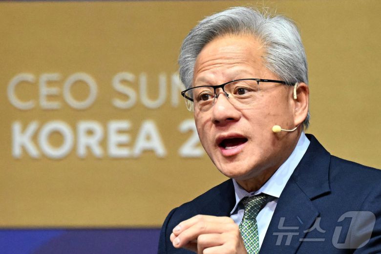 젠슨 황 엔비디아 최고경영자(CEO)가 31일 경북 경주시 경주예술의전당에서 열린 'APEC CEO 서밋' 마지막 특별 세션에서 연설하고 있다. (공동취재) 2025.10.31/뉴스1 ⓒ News1 김민지 기자