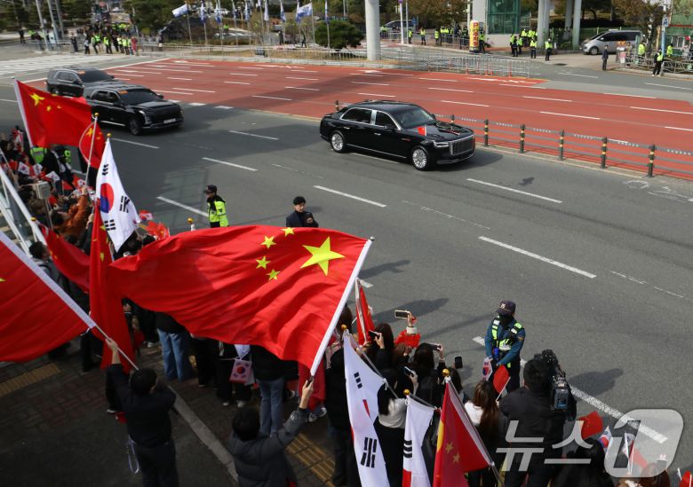 시진핑 중국 국가주석이 탑승한 훙치 N701이 30일 부산 강서구 김해국제공항에서 미중 정상회담을 마치고 아시아태평양경제협력체(APEC) 정상회의에 참석하기 위해 경북 경주로 이동하고 있다. 2025.10.30/뉴스1 ⓒ News1 윤일지 기자