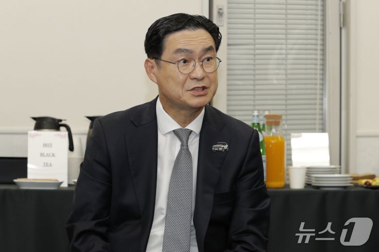 정유석 현대자동차 국내사업본부 부사장이 29일 도쿄에서 열린 '재팬모빌리티쇼 2025' 전시장에서 한국자동차기자협회 취재진과 인터뷰를 진행하는 모습(공동취재). 2025.10.29.