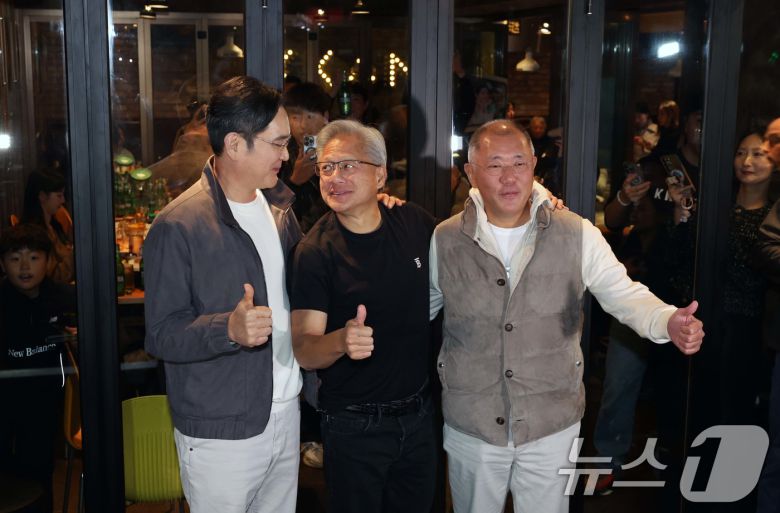 이재용(왼쪽부터) 삼성전자 회장, 젠슨 황 엔비디아 최고경영자(CEO), 정의선 현대차그룹 회장이 30일 서울 강남구 삼성동의 한 치킨집에서 회동을 마친 뒤 기념촬영을 하고 있다. (공동취재) 2025.10.30/뉴스1 ⓒ News1 김진환 기자