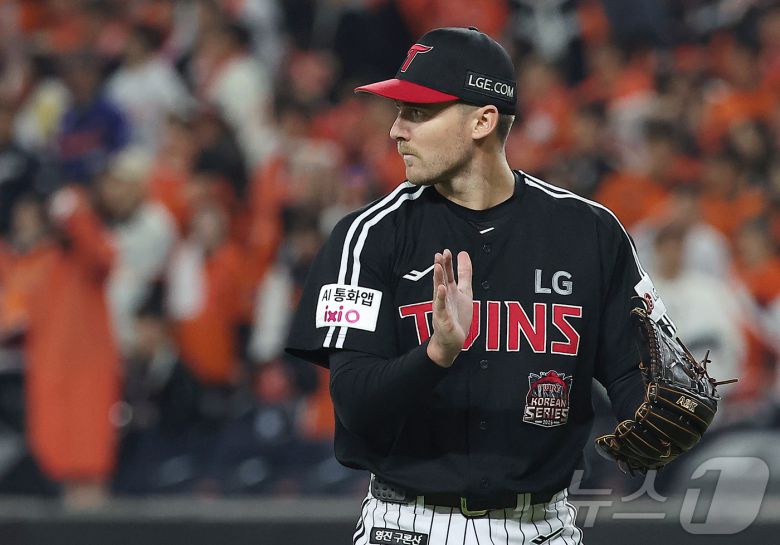 31일 대전 한화생명볼파크에서 열린 프로야구 2025 신한 SOL뱅크 KBO 포스트시즌 한국시리즈 5차전 LG 트윈스와 한화 이글스의 경기, LG 선발 톨허스트가 4회말 이닝을 실점 없이 마친 뒤 손뼉을 치며 더그아웃으로 향하고 있다. 2025.10.31/뉴스1 ⓒ News1 김진환 기자