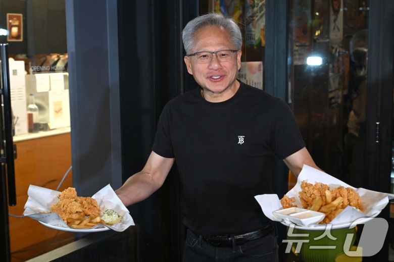 젠슨 황 엔비디아 최고경영자(CEO)가 30일 오후 서울 강남구 삼성역 인근 깐부치킨 매장에서 이재용 삼성그룹 회장, 정의선 현대차그룹 회장과 치킨 회동 중 매장 밖으로 나와 시민들에게 치킨을 나눠주고 있다.(공동취재) 2025.10.30/뉴스1 ⓒ News1 김진환 기자
