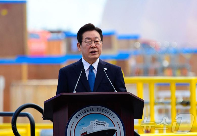 이재명 대통령이 지난 8월 26일(현지시간) 미국 펜실베이니아주 필라델피아 한화 필리조선소에서 열린 '스테이트 오브 메인'호 명명식에 참석해 축사를 하고 있다. ⓒ AFP=뉴스1