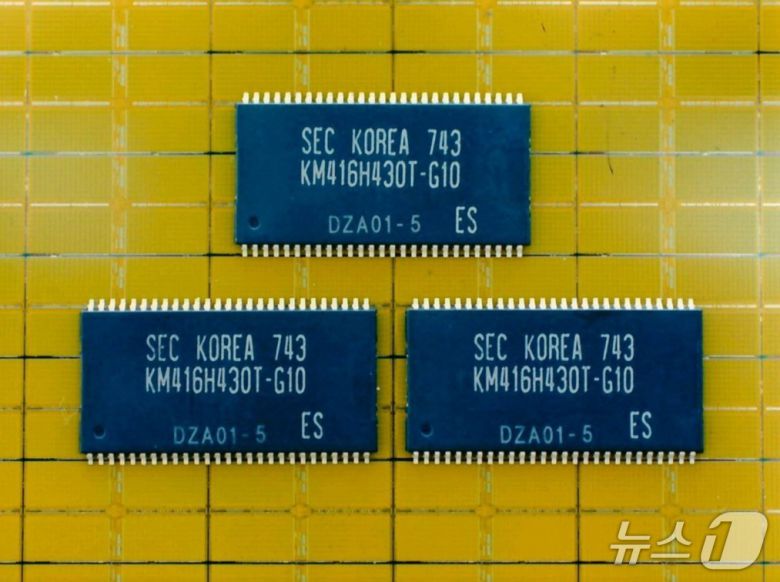 엔비디아가 1999년 출시한 GeForce 256에 탑재된 삼성전자 64Mb SDR SDRAM(뉴스1 자료사진). ⓒ 뉴스1