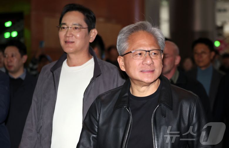 이재용 삼성전자 회장과 젠슨 황 엔비디아 최고경영자(CEO)가 30일 오후 서울 강남구 코엑스에서 열리는 엔비디아 그래픽카드(GPU) '지포스'의 한국 출시 25주년 행사에 참석하기 위해 이동하고 있다. 2025.10.30/뉴스1 ⓒ News1 김진환 기자