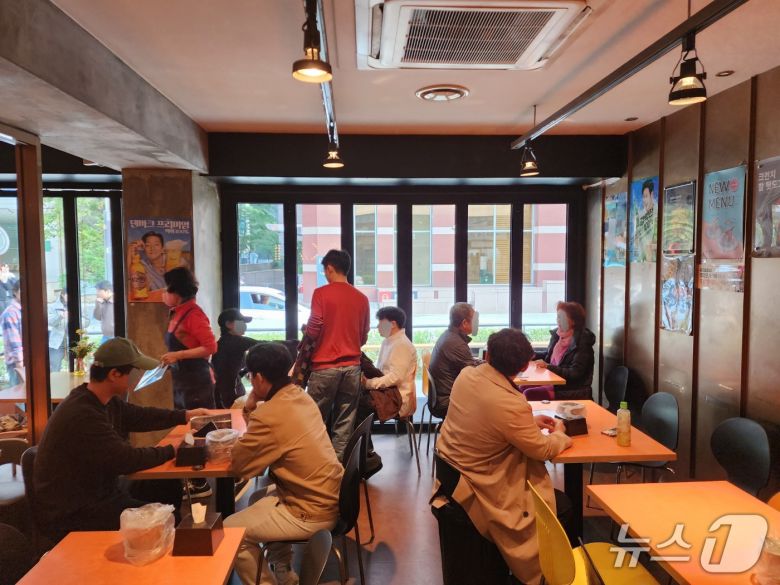 31일 오후 3시쯤, 젠슨 황 엔비디아 최고경영자(CEO)와 이재용 삼성전자 회장, 정의선 현대차 그룹 회장이 방문한 치킨집에 손님들이 차기 시작했다. 2025.10.31/ⓒ 뉴스1 권진영 기자