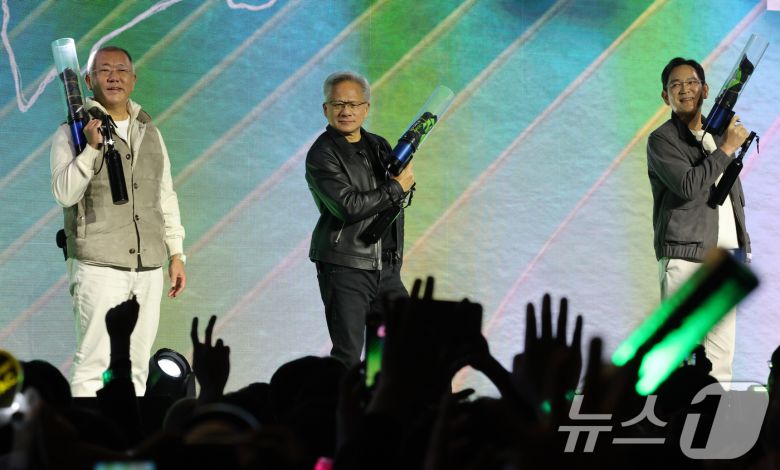 젠슨 황 엔비디아 CEO가 30일 밤 서울 강남구 코엑스광장에서 지포스(GeForce) 한국 25주년을 기념해 열린 '지포스 게이머 페스티벌'에 이재용 삼성전자 회장, 정의선 현대차그룹 회장과 함께 올라 인사를 하고 있다. (공동취재) 2025.10.30/뉴스1 ⓒ News1 김진환 기자