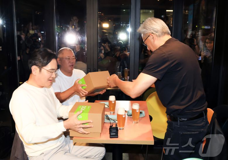 젠슨 황 엔비디아 최고경영자(CEO)가 30일 오후 서울 강남구 삼성역 인근 깐부치킨 매장에서 이재용 삼성전자 회장, 정의선 현대차그룹 회장과 치킨 회동 중 선물을 전달하고 있다. 2025.10.30/뉴스1 ⓒ News1 김진환 기자