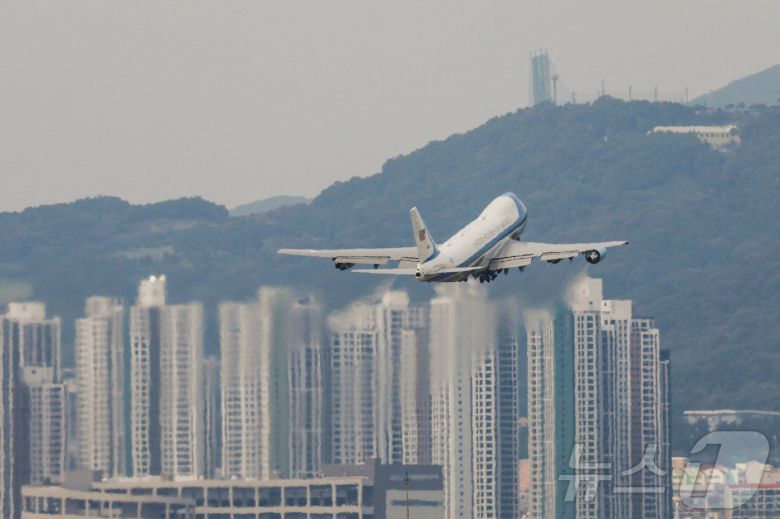 트럼프 미국 대통령이 탄 에어포스원이 미중 정상회담 후 부산 김해국제공항에서 이륙하는 모습. 2025.10.30 ⓒ 로이터=뉴스1 ⓒ News1 이지예 객원기자