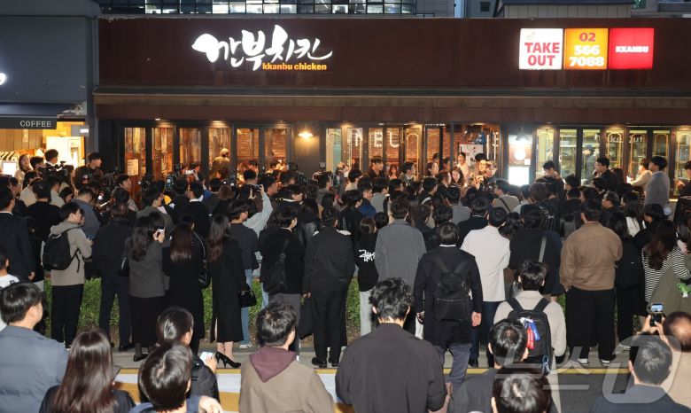 30일 서울 삼성동 인근 깐부치킨 매장 앞으로 젠슨 황 엔비디아 최고경영자가 이재용 삼성전자 회장, 정의선 현대차 그룹 회장이 회동할 것으로 알려지자 취재진과 시민들로 붐비고 있다. (공동취재) 2025.10.30/뉴스1 ⓒ News1 김진환 기자