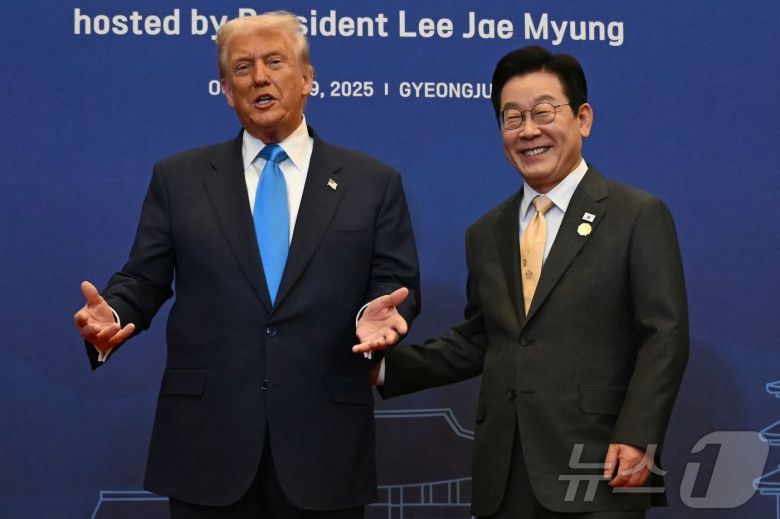 이재명 대통령과 도널드 트럼프 미국 대통령이 29일 오후 경북 경주시 힐튼호텔 경주에서 열린 '이 대통령 주최 정상 특별만찬'에서 대화를 나누고 있다.ⓒ AFP=뉴스1 ⓒ News1 송원영 기자