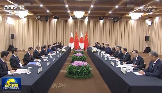 31일 시진핑 중국 국가주석과 다카이치 사나에 일본 총리가 경주 아시아태평양경제협력체(APEC) 정상회의를 계기로 첫 정상회담을 갖고 있다. (사진=중국 관영 CCTV 갈무리)