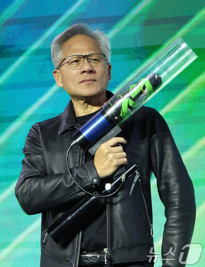 젠슨 황 엔비디아 CEO가 30일 밤 서울 강남구 코엑스광장에서 지포스(GeForce) 한국 25주년을 기념해 열린 '지포스 게이머 페스티벌'에 퍼포먼스건을 들고 있다. (공동취재) 2025.10.30/뉴스1 ⓒ News1 김진환 기자