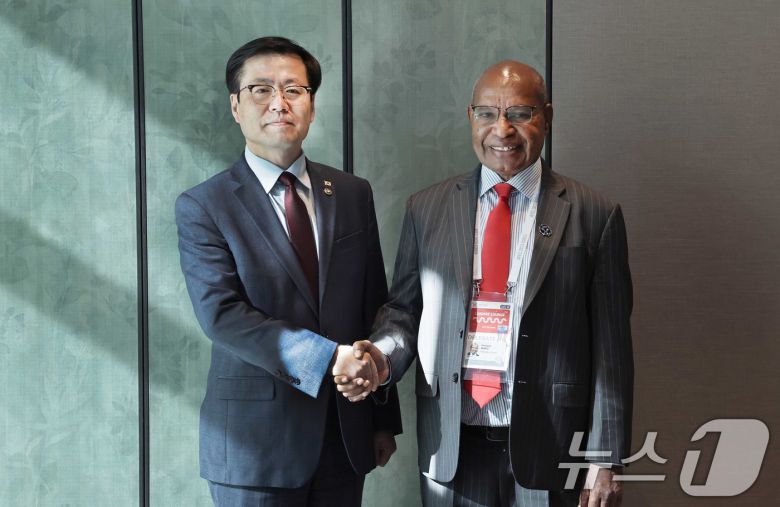 여한구 산업통상부 통상교섭본부장이 31일 경북 경주시 소노캄호텔에서 리차드 마루 파푸아뉴기니 국제무역투자부 장관과 기념 촬영을 하고 있다. (산업통상부 제공. 재판매 및 DB 금지) 2025.10.31/뉴스1