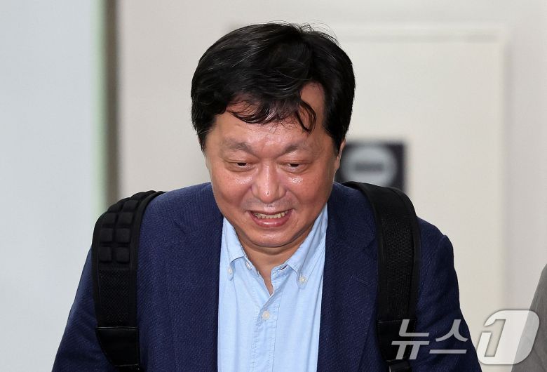 이재명 더불어민주당 대표의 최측근인 정진상 전 당대표 정무조정실장이 21일 오전 서울 서초구 서울중앙지법에서 열린 대장동 개발비리와 성남FC 불법후원 의혹 사건에 대한 공판에 출석하고 있다. 2024.5.21/뉴스1 ⓒ News1 박지혜 기자