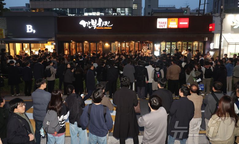 30일 서울 삼성동 인근 깐부치킨 매장 앞으로 젠슨 황 엔비디아 최고경영자가 이재용 삼성전자 회장, 정의선 현대차 그룹 회장이 회동할 것으로 알려지자 취재진과 시민들로 붐비고 있다. (공동취재) 2025.10.30/뉴스1 ⓒ News1 김진환 기자