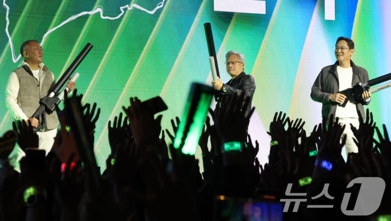 젠슨 황 엔비디아 CEO가 30일 밤 서울 강남구 코엑스광장에서 지포스(GeForce) 한국 25주년을 기념해 열린 '지포스 게이머 페스티벌'에 이재용 삼성전자 회장, 정의선 현대차그룹 회장과 함께 올라 인사를 하고 있다. (공동취재) 2025.10.30/뉴스1 ⓒ News1 김진환 기자