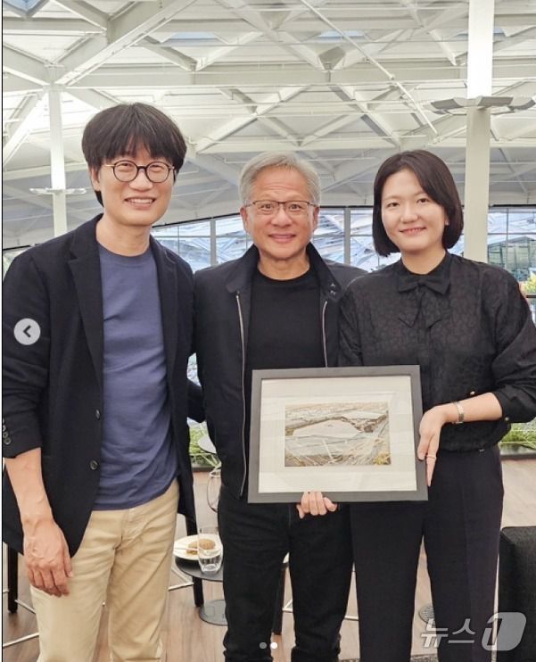 이해진 의장이 네이버 글로벌투자책임자(GIO) 시기 최수연 네이버 대표와 젠슨 황 엔비디아 최고경영자(CEO)와 만났다.(네이버 인스타그램 갈무리)/뉴스1