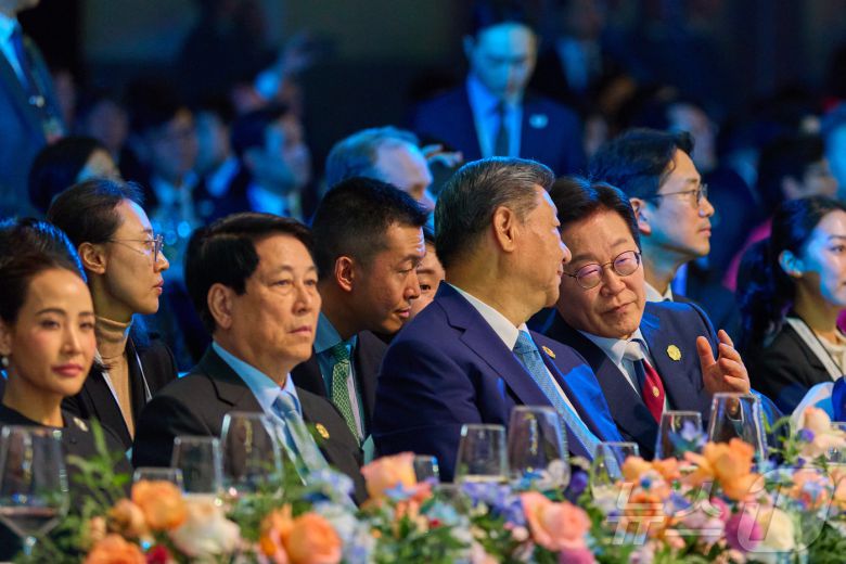 이재명 대통령과 시진핑 중국 국가주석이 지난 31일 경북 경주시 라한셀렉트호텔에서 열린 2025 아시아태평양경제협력체(APEC) 정상회의 만찬에서 대화를 하고 있다. (대통령실 제공. 재판매 및 DB 금지) 2025.11.1/뉴스1 ⓒ News1 이재명 기자