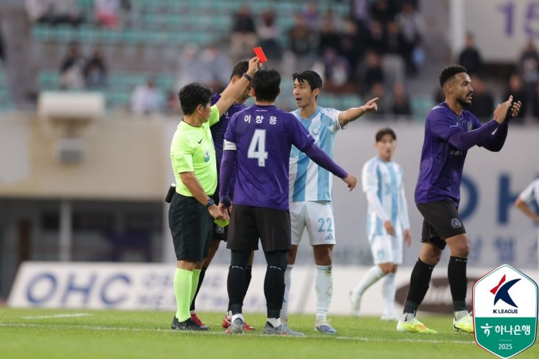 울산HD는 1일 열린 하나은행 K리그1 2025 35라운드에서 FC안양에 1-3으로 역전패했다. 전반 추가시간 김민혁의 퇴장으로 수적 열세에 몰린 악재를 극복하지 못했다. (한국프로축구연맹 제공)