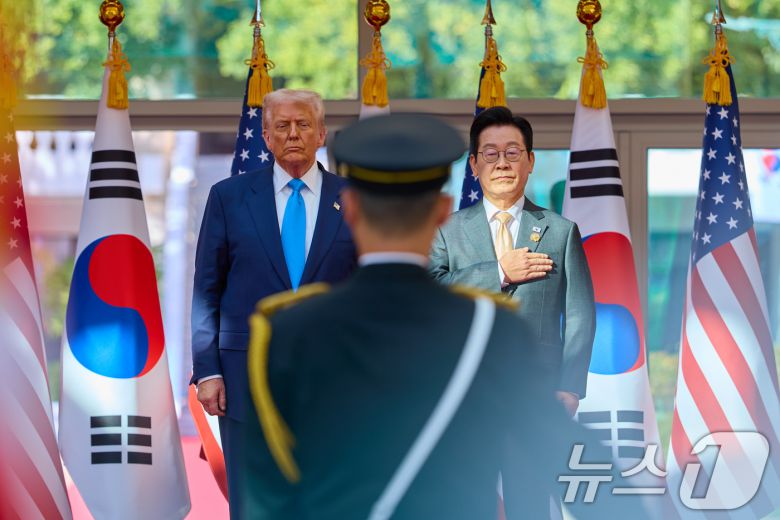 이재명 대통령이 지난 10월 29일 경북 경주박물관에서 열린 도널드 트럼프 미국 대통령 공식 환영식에서 국민의례를 하고 있다. (이재명 대통령 SNS. 재판매 및 DB 금지) 2025.10.30/뉴스1 ⓒ News1 허경 기자