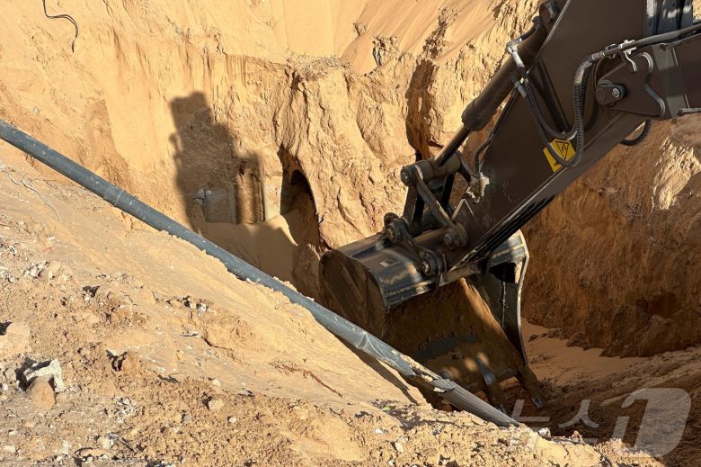 팔레스타인 무장정파 하마스가 28일(현지시간) 중장비를 동원해 납치한 이스라엘 인질들의 시신을 수색하고 있다. 2025.10.28./뉴스1 ⓒ 로이터=뉴스1 ⓒ News1 이창규 기자