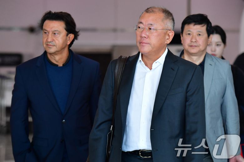 정의선 현대자동차 그룹 회장이 호세 무뇨스 현대차 사장 등과 함께 28일 사우디아라비아 일정을 마친 후 경북 경주에서 열리는 APEC 회의에 참석하기 위해 포항경주공항을 통해 입국하고 있다. 2025.10.28/뉴스1 ⓒ News1 최창호 기자