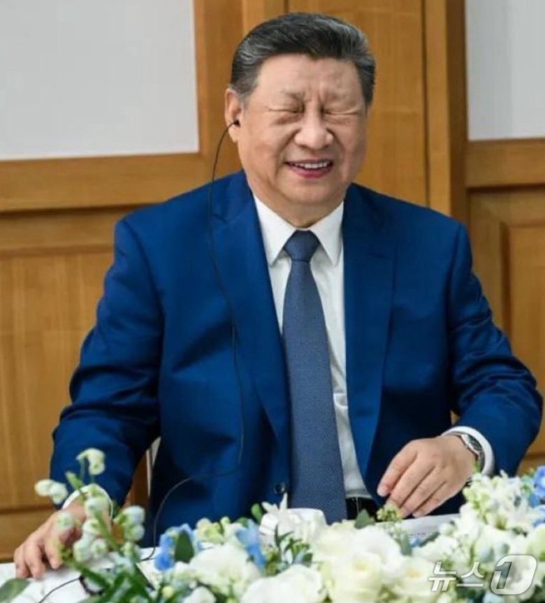 30일 부산 김해기지에서 있었던 미중 정상회담의 비공개 세션 당시 사진을 백악관이 공개했다. (대니얼 토록 사회관계망서비스 엑스)