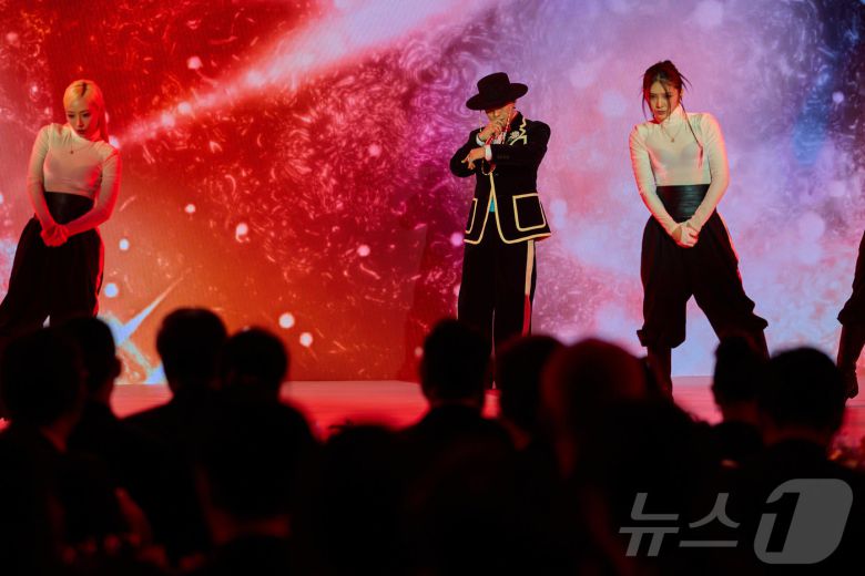 가수 지드래곤이 지난 31일 경북 경주시 라한셀렉트호텔에서 열린 2025 아시아태평양경제협력체(APEC) 정상회의 만찬에서 공연을 펼치고 있다. (대통령실 제공. 재판매 및 DB 금지) 2025.11.1/뉴스1 ⓒ News1 이재명 기자