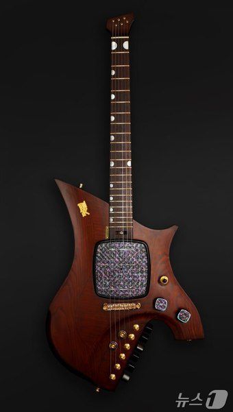 이재명 대통령이 로렌스 웡 싱가포르 총리에게 선물한 나전칠기 일렉트릭 기타.(대통령실 제공) ⓒ News1 한재준 기자