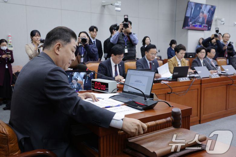 지난달 29일 김병기 위원장이 서울 여의도 국회에서 열린 국회운영위원회 전체회의에서 안건을 의결하는 모습(사진=뉴스1DB)ⓒ News1