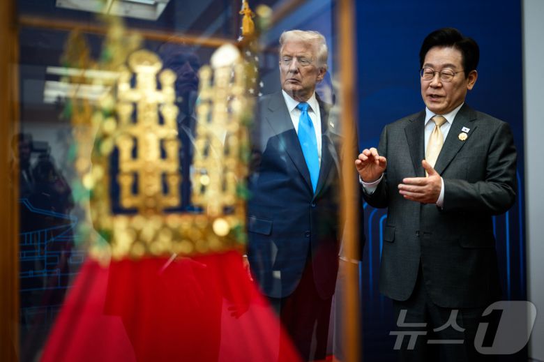 이재명 대통령이 10월 29일 국립경주박물관에서 열린 한미정상회담에 앞서 도널드 트럼프 미국 대통령에게 선물할 신라 금관 모형에 대해 설명하고 있다.(백악관 공식 사진, 다니엘 토록 촬영, 재판매 및 DB금지) ⓒ News1 류정민 특파원