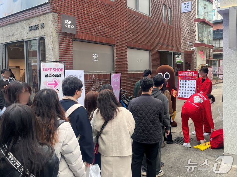 빼빼로 요원들이 지난 2일 서울 성수동 연무장길에서 게릴라 이벤트를 진행하고 있다. /뉴스1 박혜연 기자 ⓒ 뉴스1