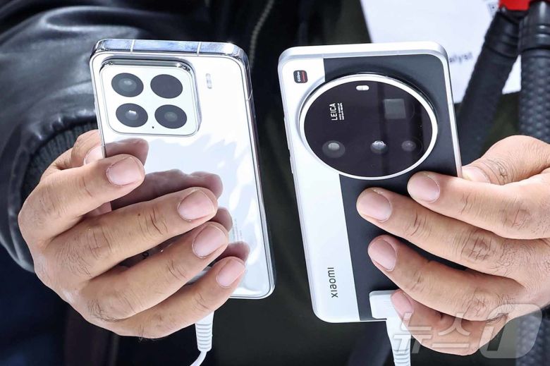 4일(현지시간) 스페인 바르셀로나 피라 그란 비아 전시장에서 열린 '모바일 월드 콩그레스(MWC) 2025'를 찾은 관람객들이 샤오미 부스에서 '샤오미 15'와 '샤오미 15 울트라'를 비교해 살펴보고 있다. MWC는 전세계 800여 개의 이동통신사가 참여하는 세계이동통신사업자연합회(GSMA)가 주관하는 행사로, 미국과 독일에서 각각 열리는 CES, IFA와 함께 3대 전자·IT 전시회로 꼽힌다. 올해 MWC에 참가하는 한국 기업은 187곳으로 지난해보다 22곳이 늘었다. 2025.3.5/뉴스1 ⓒ News1 민경석 기자