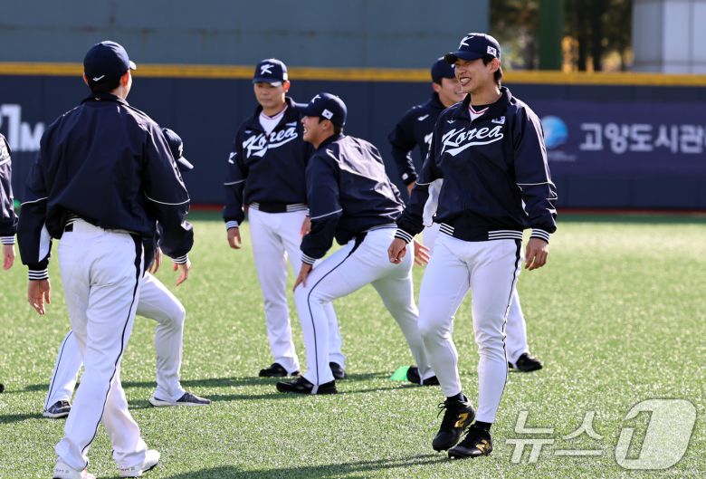 송성문 등 야구 국가대표팀 선수들이 2일 오후 경기 고양시 국가대표 야구훈련장에서 열린 첫 소집훈련에서 몸을 풀고 있다. 류지현 감독이 이끄는 대표팀은 오는 8,9일 체코에 이어 15,16일에 일본과의 평가전 경기를 치를 예정이다. 2025.11.2/뉴스1 ⓒ News1 구윤성 기자