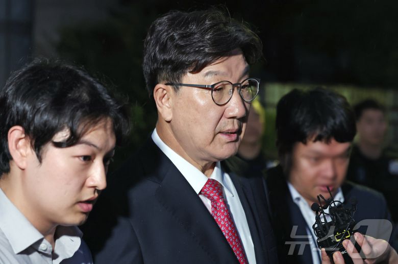 지난 9월 16일 권성동 국민의힘 의원이 서울 서초구 중앙지방법원에서 '통일교 불법 정치자금 수수' 의혹(정치자금법 위반 혐의) 관련 구속 전 피의자 심문(영장실질심사)를 마치고 법원을 나서는 모습(사진=뉴스1DB)ⓒ News1