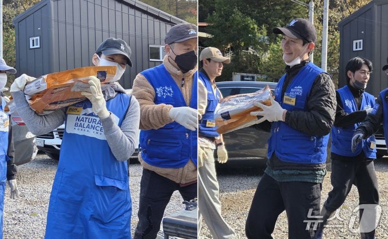 배우 한승연(왼쪽), 허동원이 지난 2일 진행된 내추럴발란스 블루엔젤봉사단 봉사활동에 참여해 사료를 나르고 있다. ⓒ 뉴스1 한송아 기자
