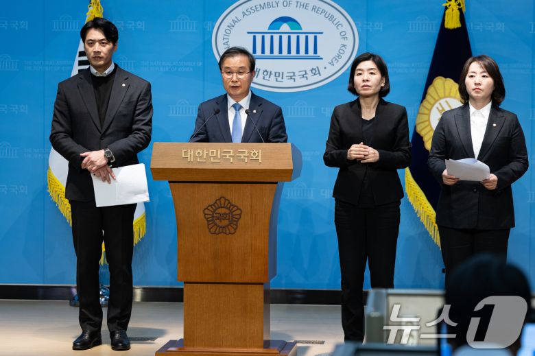 더불어민주당 정치검찰 조작기소대응 특별위원회 소속 의원들이 3일 서울 여의도 국회 소통관에서 정진상 전 민주당 당대표실 정무조정실장에 대한 검찰 수사 관련 언론보도 등에 대해 기자회견을 하고 있다. 왼쪽부터 한준호 위원장, 이건태, 이주희 의원. 2025.11.3/뉴스1 ⓒ News1 유승관 기자