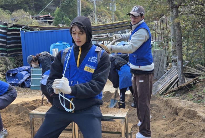 모델 조민(왼쪽)과 배우 심지훈이 견사 보수를 위해 마사토를 나르는 봉사에 참여하고 있다. ⓒ 뉴스1 한송아 기자
