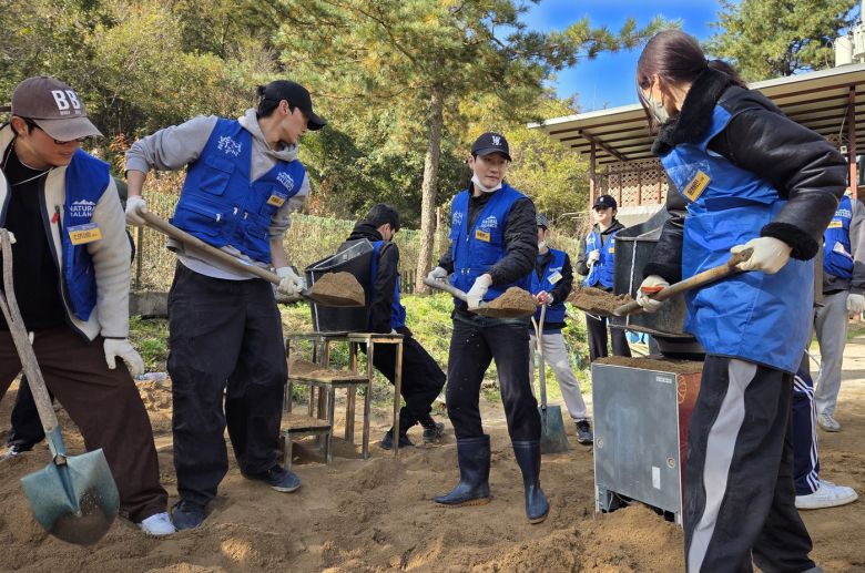 내추럴발란스 블루엔젤봉사단으로 참여한 연예인들이 마사토 작업을 함께하고 있다. ⓒ 뉴스1 한송아 기자