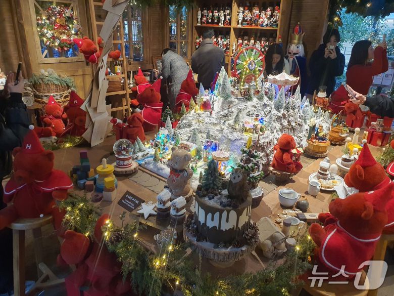 3일 오전 현대백화점 더현대 서울에 조성된 H빌리지 '선물공방' 내부.