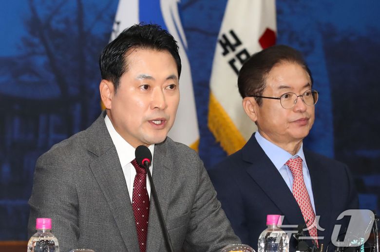 장동혁 국민의힘 대표(왼쪽)가 3일 오후 경북 안동시 경북도청에서 열린 대구·경북 지역민생 예산정책협의회에서 인사말을 하고 있다. 오른쪽은 이철우 경북도지사. 2025.11.3/뉴스1 ⓒ News1 공정식 기자