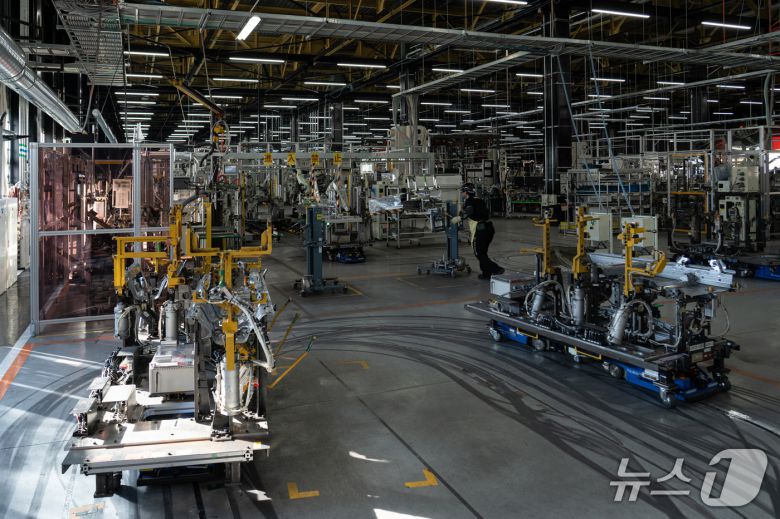 31일 일본 아이치현 소재 도요타 GR 공장에서 각종 차체가 무인운반차(AGV)에 실려 이동하는 모습(한국토요타자동차 제공). 2025.10.31.