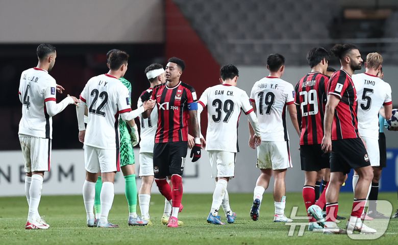 FC서울 제시 린가드가 4일 서울 마포구 서울월드컵경기장에서 열린 '2025-2026 아시아축구연맹(AFC) 챔피언스리그 엘리트(ACLE)' 리그 스테이지 4차전 FC서울과 청두 룽청의 경기에서 0-0 무승부를 기록한 후 청두 선수들과 인사하고 있다. 2025.11.4/뉴스1 ⓒ News1 김성진 기자