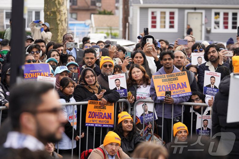 조란 맘다니 민주당 뉴욕시장 후보 지지자들이 1일(현재시간) 뉴욕 퀸즈에서 열린 유세 집회에 참석해 유세 현장을 바라보고 있다. 2025.11.01. ⓒ 로이터=뉴스1 ⓒ News1 윤다정 기자
