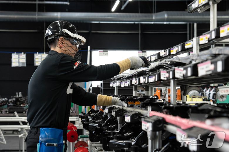 31일 일본 아이치현 소재 도요타 GR 공장에서 로봇건이 정밀 측정한 차체 하부 데이터를 기반으로 작업자가 하부에 조립할 최적의 부품을 꺼내는 모습(한국토요타자동차 제공). 2025.10.31.